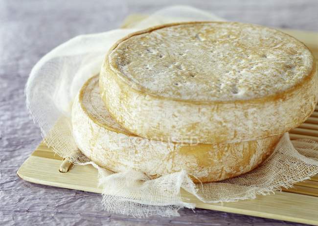 Reblochon queijos sobre mesa — Fotografia de Stock