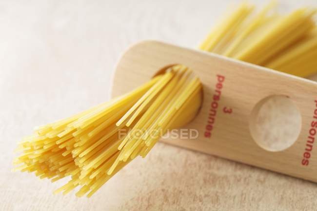 Paquete de pasta seca de espaguetis sin cocer - foto de stock