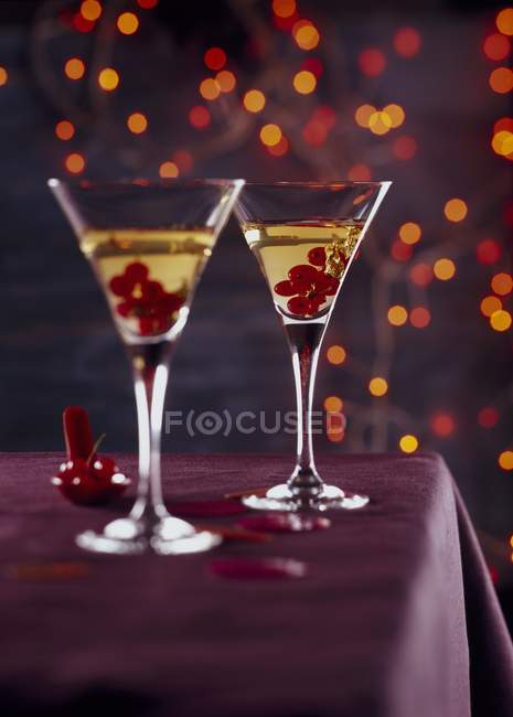 Redcurrant cocktails with leaves — Stock Photo