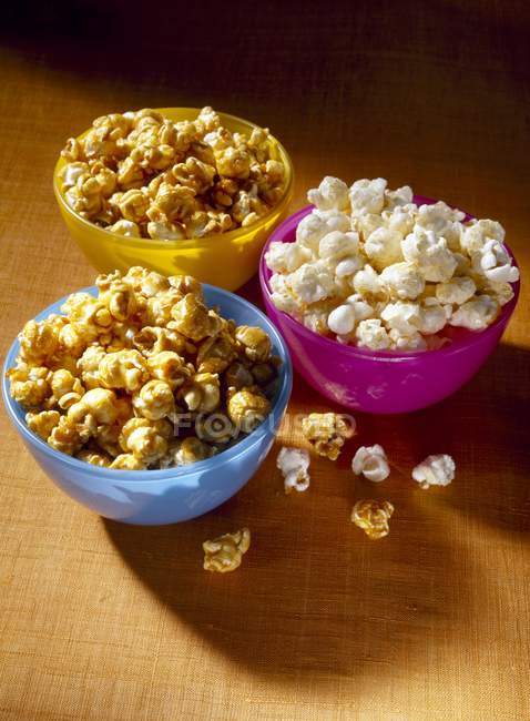 Popcorn semplici e caramellati — Foto stock