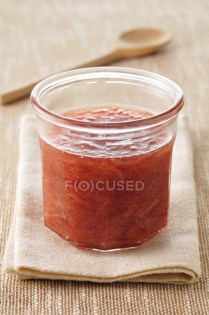 Mermelada de ruibarbo en vidrio - foto de stock