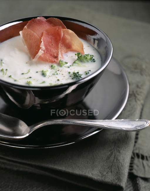 Cream of cauliflower with bacon in bowl — Stock Photo