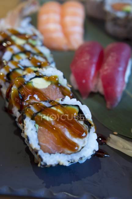 Maki sushi con salmón y aguacate - foto de stock