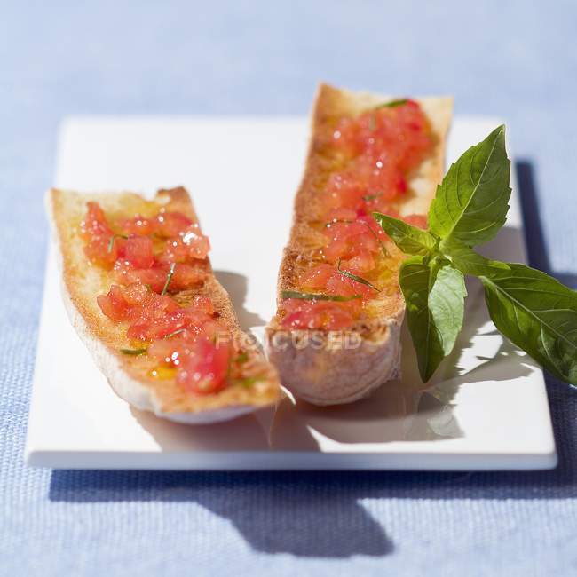 Tomate e alho no prato — Fotografia de Stock