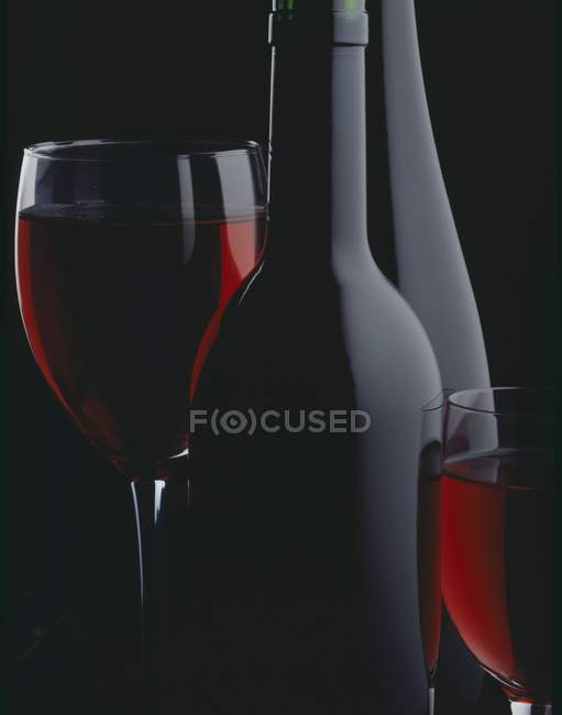 Botella y vasos de vino - foto de stock