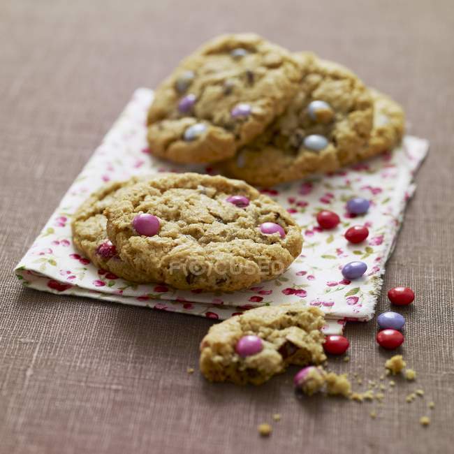 Cookies aux pépites de chocolat et Smarties — Photo de stock