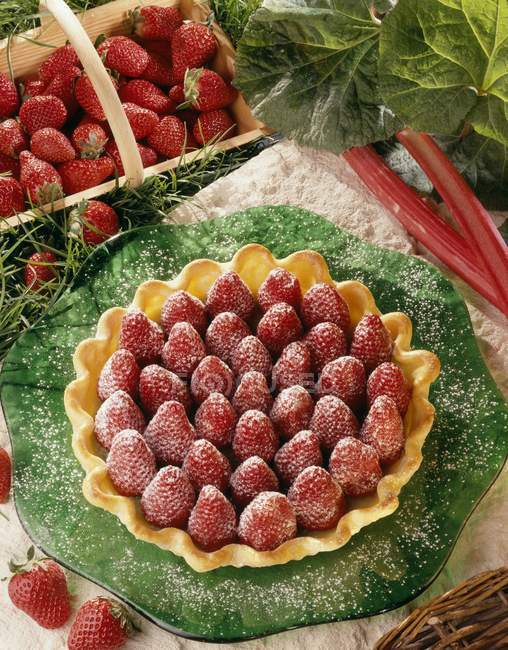 Tarte aux fraises et rhubarbe — Photo de stock