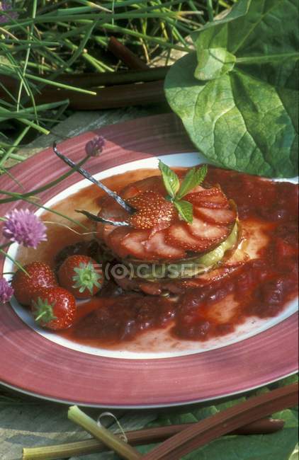 Strawberry tartlet with rhubarb and peppermint — Stock Photo