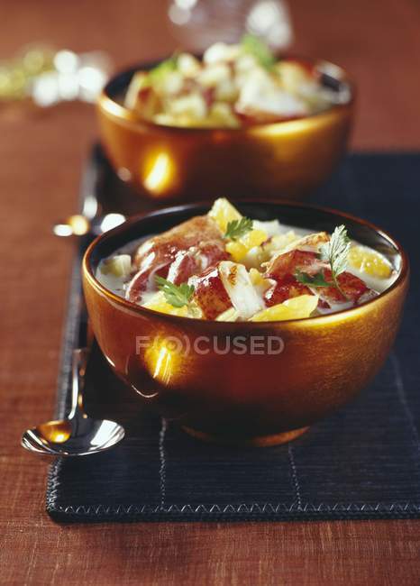 Primo piano vista delle zuppe di aragosta e arancia in ciotole — Foto stock
