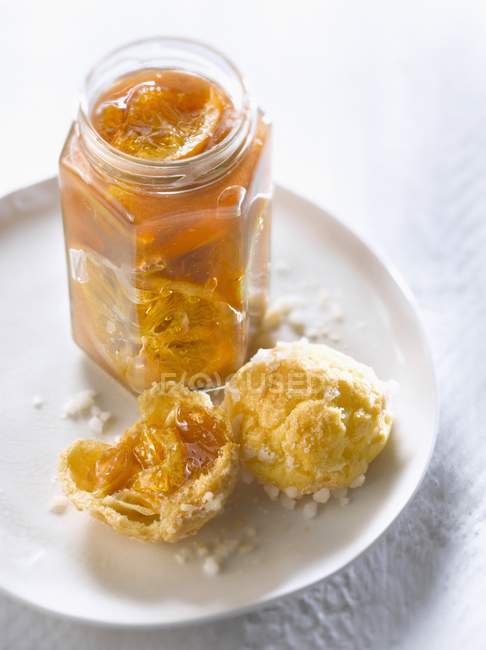 Marmellata di arance in vaso su piatto bianco — Foto stock