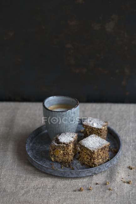 Portion Brownie mit Tasse Cappuccino — Stockfoto