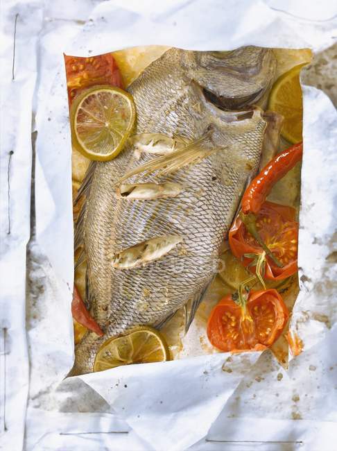 Sea bream with lime — Stock Photo