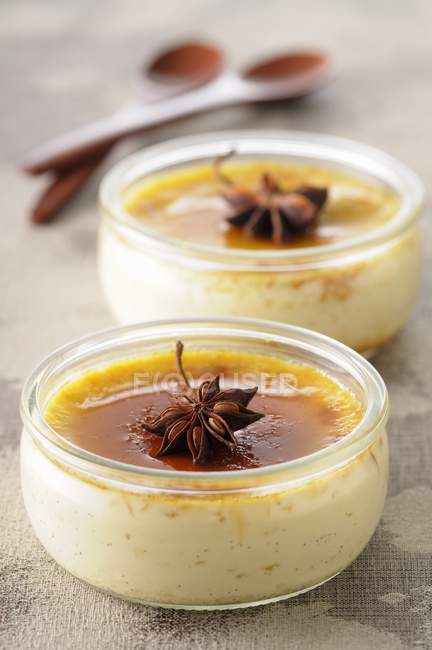Anis- und Vanille-aromatisierte Crème Sole auf dem Tisch — Stockfoto
