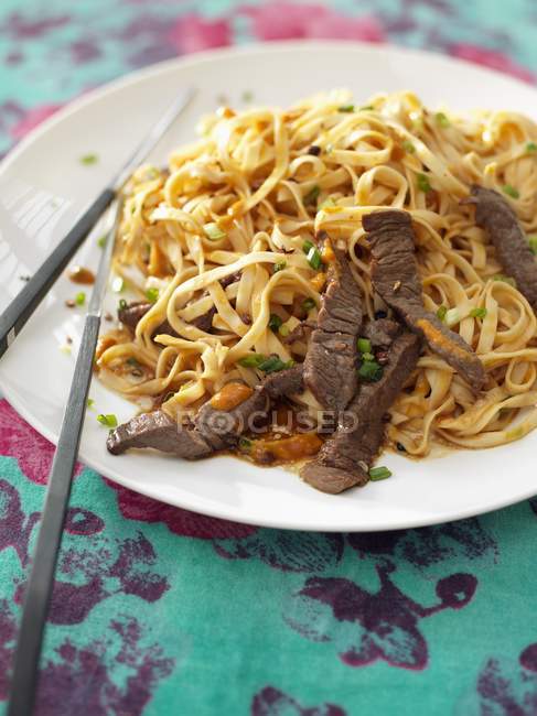 Fideos asiáticos con carne de res y hierbas - foto de stock