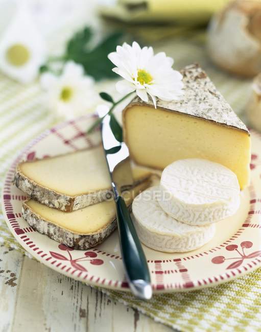 Prato de queijo e faca — Fotografia de Stock