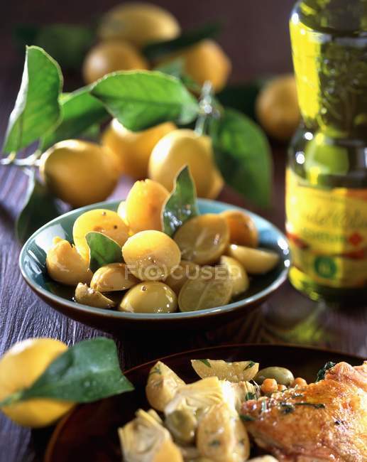 Крупный план засахаренных цитрусовых с оливковым маслом — стоковое фото