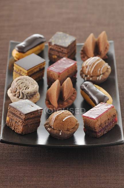 Auswahl an Schokoladenpetit fours — Stockfoto