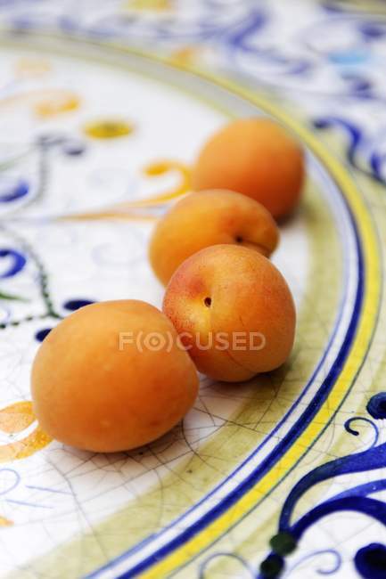 Чотири raw абрикоси — стокове фото