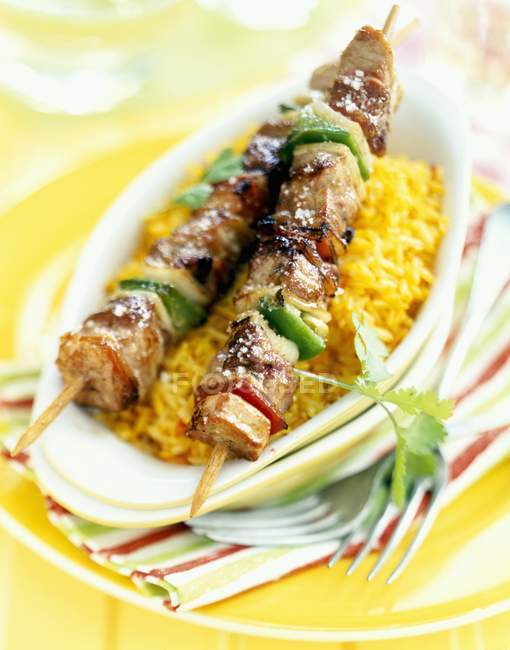 Kebabs de volaille sur assiette — Photo de stock