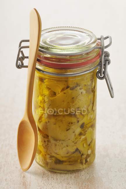 Glas Artischocken in Olivenöl — Stockfoto