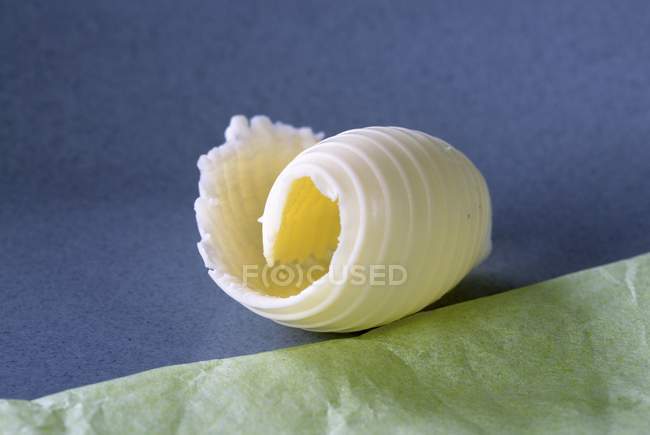 Rizos de mantequilla sobre papel - foto de stock