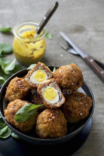 Vue rapprochée des œufs de caille écossaise avec sauce — Photo de stock