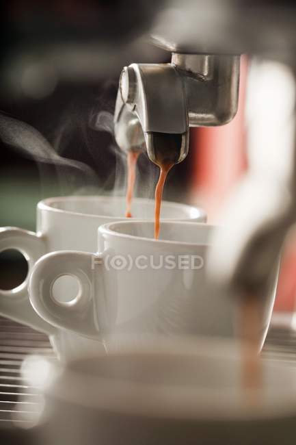 Expresso máquina derramando cafés — Fotografia de Stock