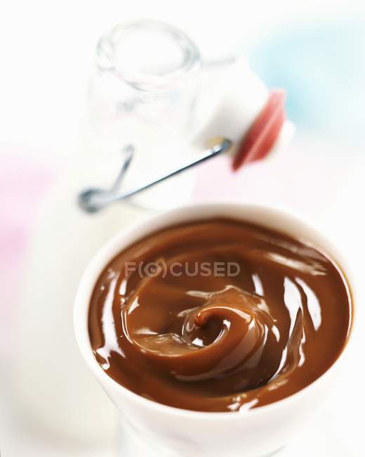 Engarrafamento de leite chocolate — Fotografia de Stock