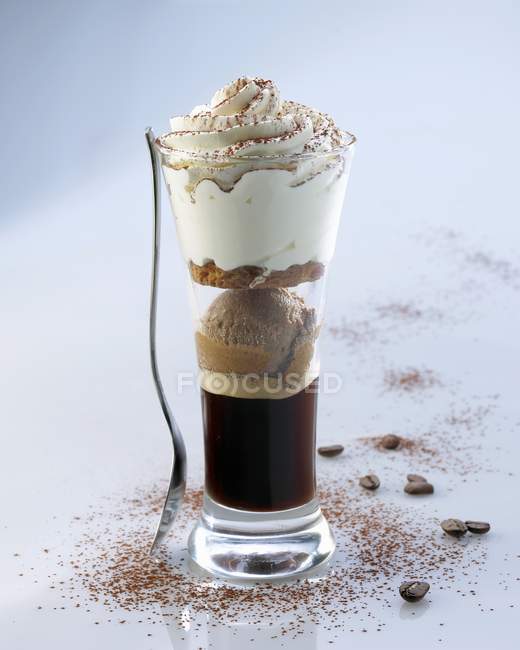 Nahaufnahme von Café liegeois im Glas mit Löffel — Stockfoto