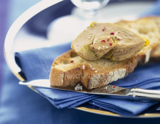 Foie gras sobre pan - foto de stock