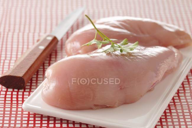 Poitrines de poulet cru — Photo de stock