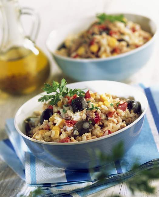 Salat mit Reis und Thunfisch — Stockfoto