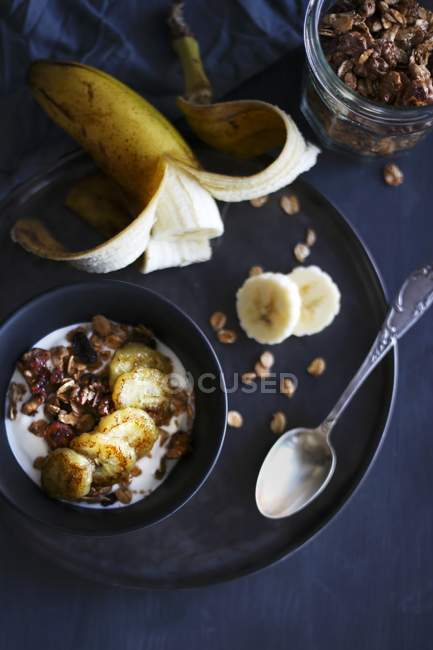 Мюслі з йогуртом та запеченими бананами — стокове фото