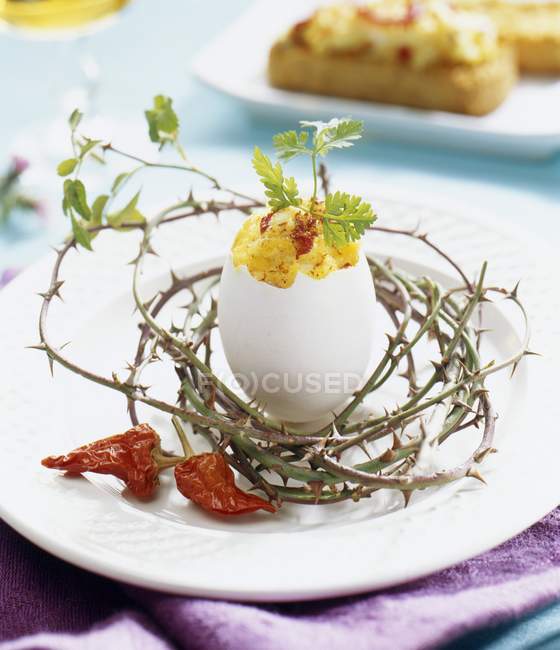 Nahaufnahme von Omelett in einer Eierschale mit Chili und Kräutern — Stockfoto