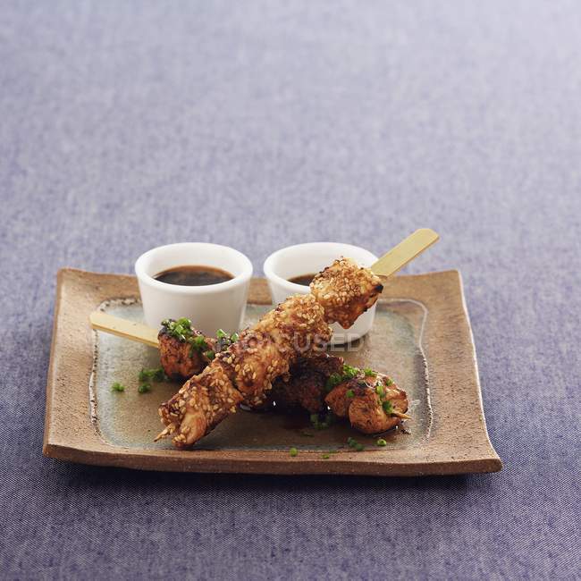 Brochettes de poulet aux graines de sésame — Photo de stock