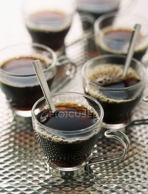 Скляні чашки чорної кави — стокове фото