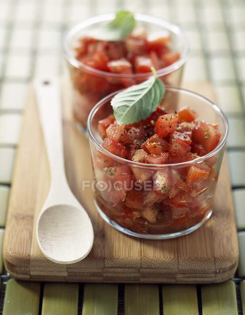 Tartare de tomate en tasses — Photo de stock