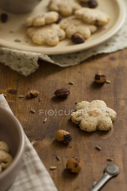 Biscotti di nocciole su piatti — Foto stock