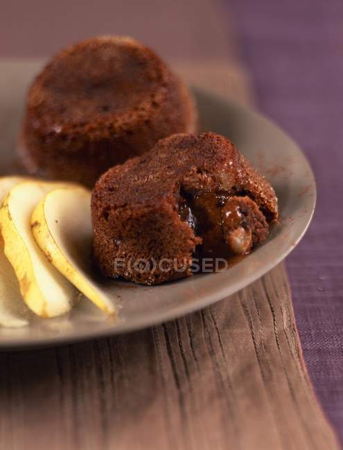 Primo piano vista di cioccolato e pera fondenti con fette di pera sul piatto — Foto stock