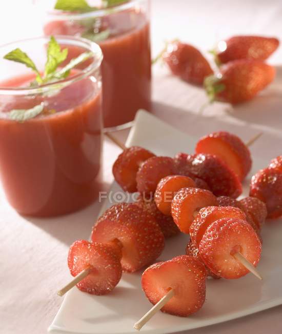 Brochette and strawberry smoothies — Stock Photo