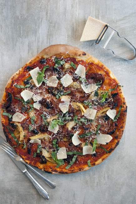 Pizza im italienischen Stil mit Parmesan — Stockfoto