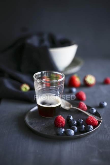 Closeup view of coffee and fresh berries — Stock Photo