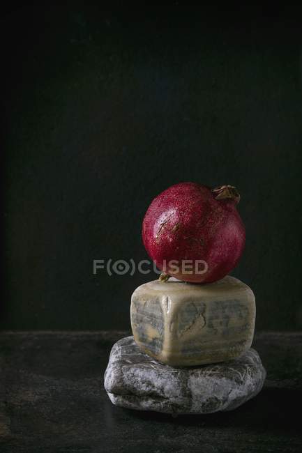 Romã fresca em pedras decorativas — Fotografia de Stock