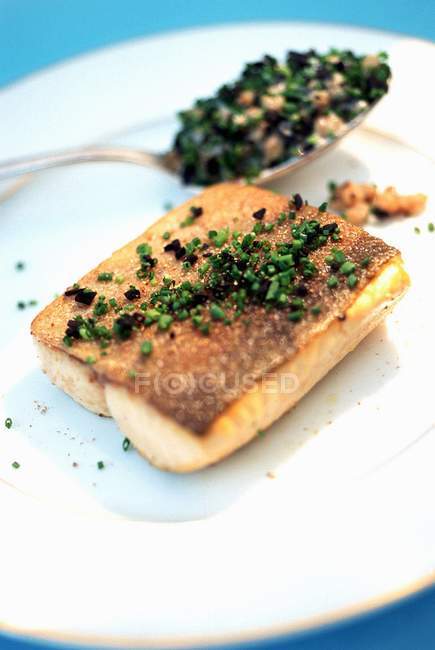 Pesce salmerino fritto con risotto al farro — Foto stock