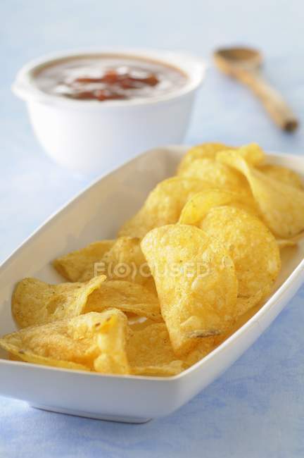 Patatas fritas y salsa de tomate - foto de stock