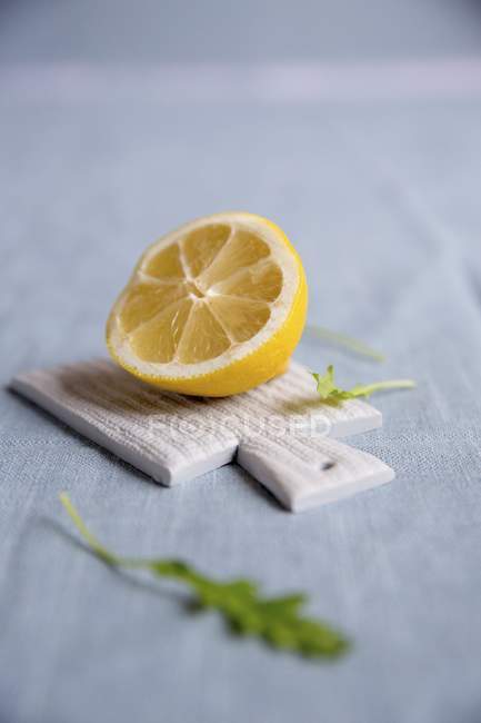 Half of lemon and rucola leaf — Stock Photo