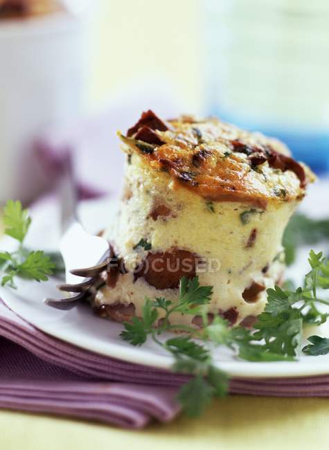 Fungo di Cep e pagnotta di cerfoglio con erbe e forchetta sul piatto — Foto stock