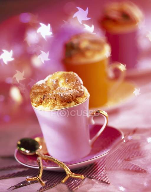 Vista de primer plano del soufflé de Champgane en copas rosadas - foto de stock