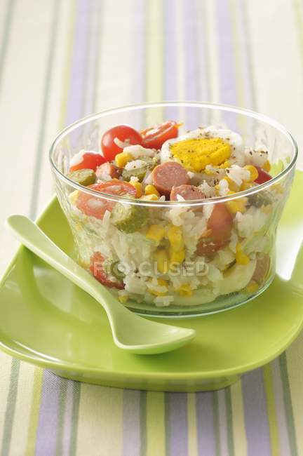 Salada de arroz em tigela de vidro — Fotografia de Stock