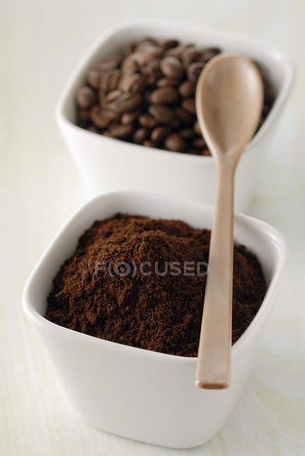 Грубый кофе и фасоль — стоковое фото